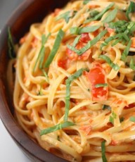 Creamy Roasted Red Pepper and Spinach Linguine
