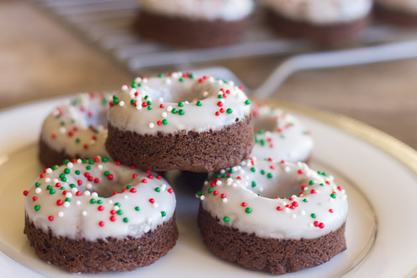 https://d2t88cihvgacbj.cloudfront.net/manage/wp-content/uploads/2013/12/Mini-Iced-Chocolate-Donut-Cookie-2.jpg?x24658