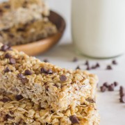 Copycat Quaker Chewy Chocolate Chip Granola Bars - taste just like the store-bought version, but made with coconut oil and sweetened with honey!
