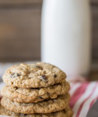 Pumpkin Pie Spice Oatmeal Raisin Cookies - These simple yet deliciously cozy spiced cookies will have you reaching for more!