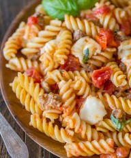 One Pot Fusilli With Tomato, Basil, and Mozzarella - The perfect ONE POT weeknight dinner solution. Clean up takes no time, and the flavor is amazing!