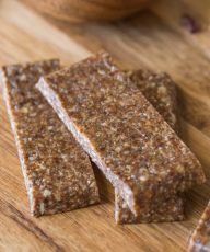 Make your own energy bars with only five ingredients. Perfect for healthy snacking on the go!