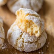 These Brown Butter Almond Crinkle Cookies are sure to steal your heart with their soft, sweet texture and crinkled exterior.